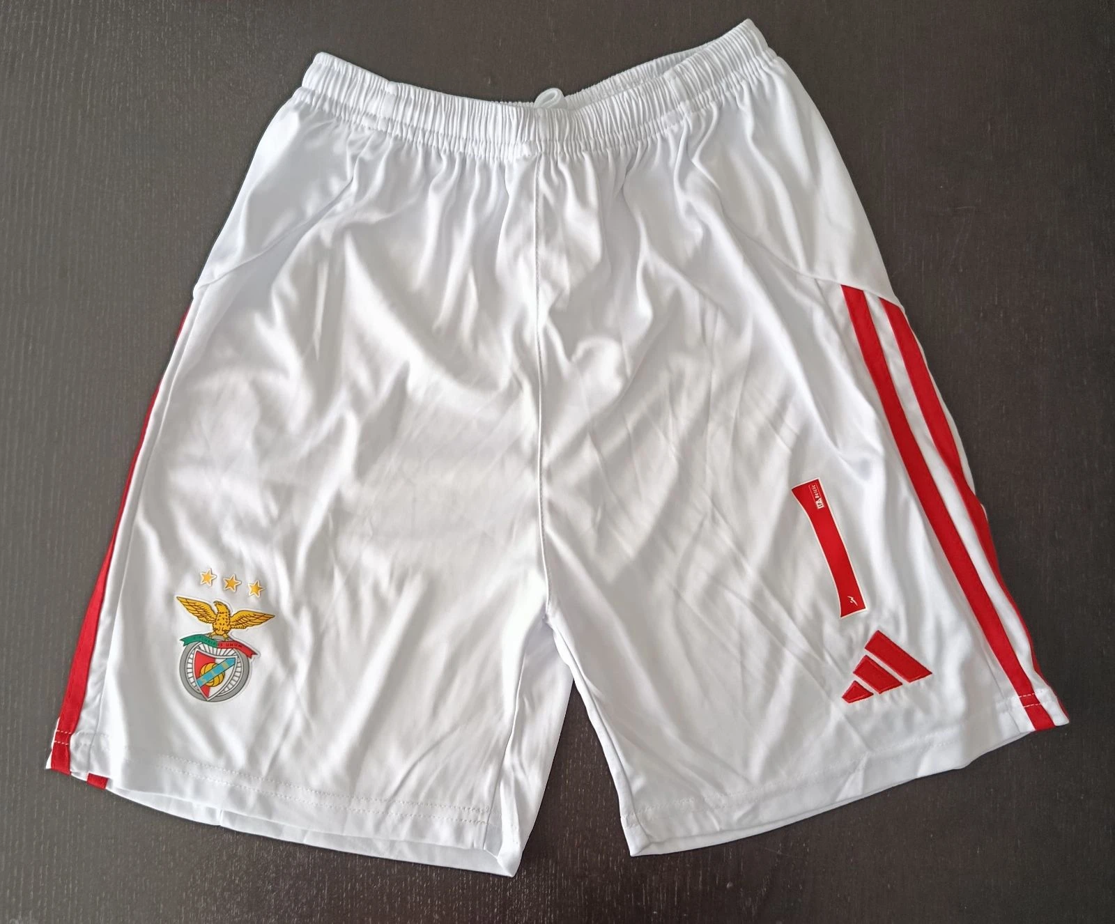 Calções de criança do Benfica, tamanho 12/13 anos, com o número 1